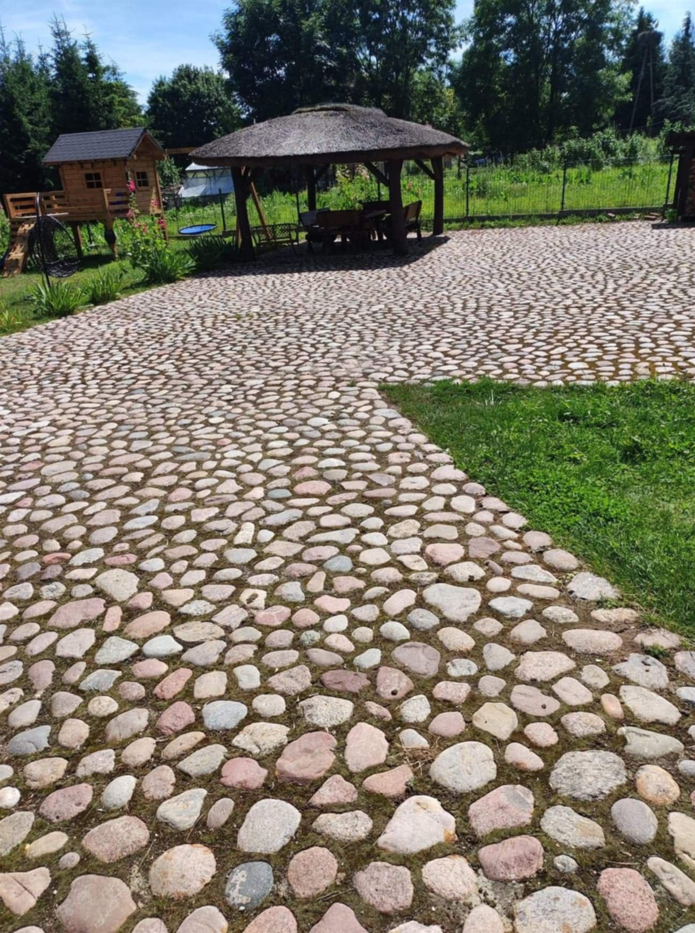 Usługi kamieniarstwa artystycznego Szczytno Oferujemy usługi z kamienia polnego, łupanego i ciętego. Wykonujemy takie usługi jak wjazdy, tarasy, ogrodznia, zabudowa ziemianek, fundamenty itp. Kamieniarstwo Szczytno