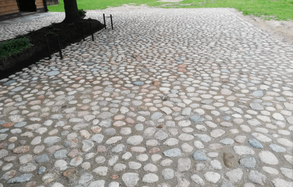 Usługi kamieniarstwa artystycznego Szczytno Oferujemy usługi z kamienia polnego, łupanego i ciętego. Wykonujemy takie usługi jak wjazdy, tarasy, ogrodznia, zabudowa ziemianek, fundamenty itp. Kamieniarstwo Szczytno