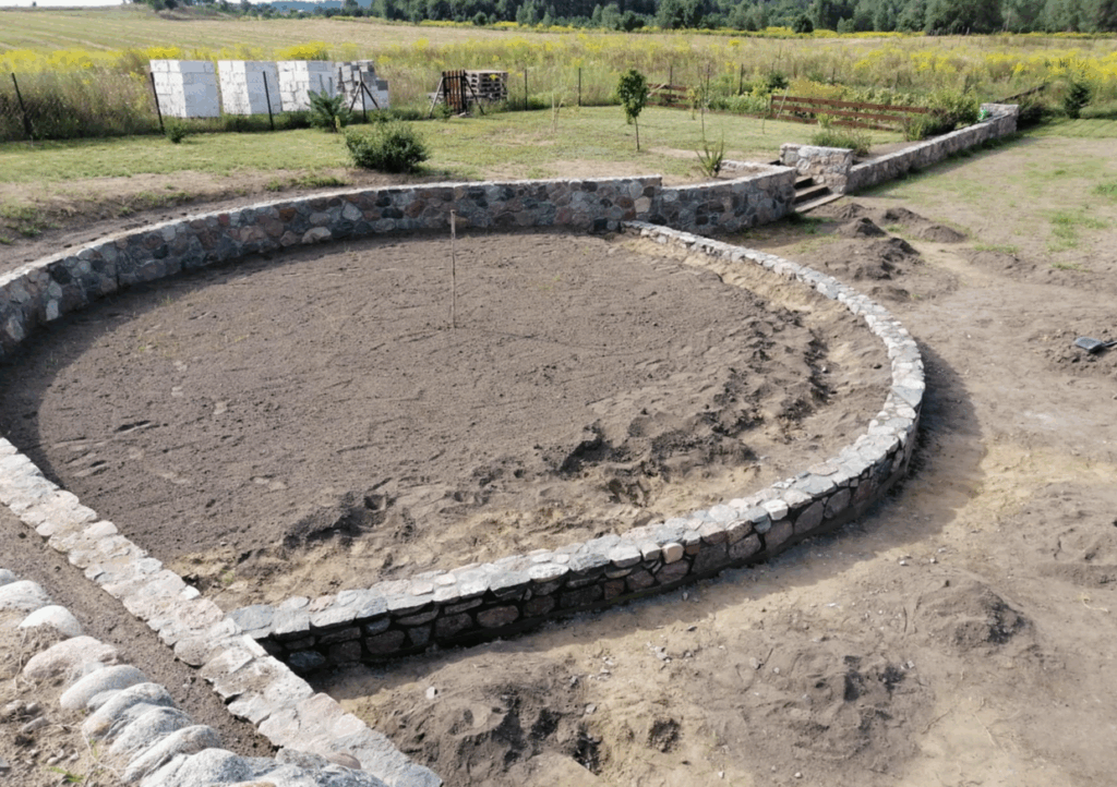 Usługi kamieniarstwa artystycznego Szczytno Oferujemy usługi z kamienia polnego, łupanego i ciętego. Wykonujemy takie usługi jak wjazdy, tarasy, ogrodznia, zabudowa ziemianek, fundamenty itp. Kamieniarstwo Szczytno