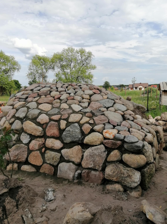 Usługi kamieniarstwa artystycznego Szczytno Oferujemy usługi z kamienia polnego, łupanego i ciętego. Wykonujemy takie usługi jak wjazdy, tarasy, ogrodznia, zabudowa ziemianek, fundamenty itp. Kamieniarstwo Szczytno