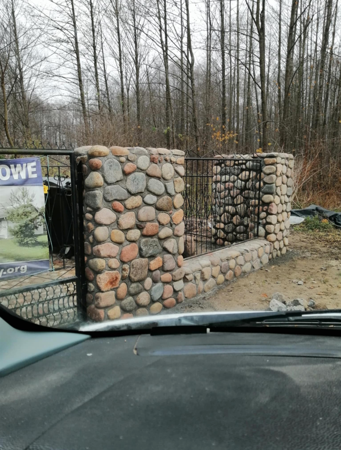 Usługi kamieniarstwa artystycznego Szczytno Oferujemy usługi z kamienia polnego, łupanego i ciętego. Wykonujemy takie usługi jak wjazdy, tarasy, ogrodznia, zabudowa ziemianek, fundamenty itp. Kamieniarstwo Szczytno