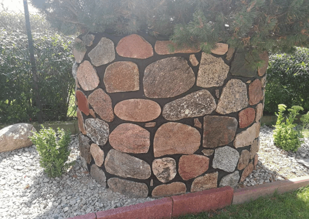 Usługi kamieniarstwa artystycznego Szczytno Oferujemy usługi z kamienia polnego, łupanego i ciętego. Wykonujemy takie usługi jak wjazdy, tarasy, ogrodznia, zabudowa ziemianek, fundamenty itp.