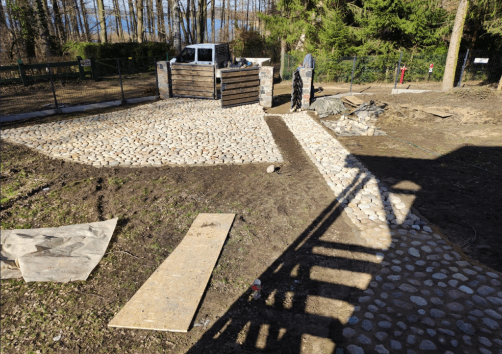 Usługi kamieniarstwa artystycznego Szczytno Oferujemy usługi z kamienia polnego, łupanego i ciętego. Wykonujemy takie usługi jak wjazdy, tarasy, ogrodznia, zabudowa ziemianek, fundamenty itp.