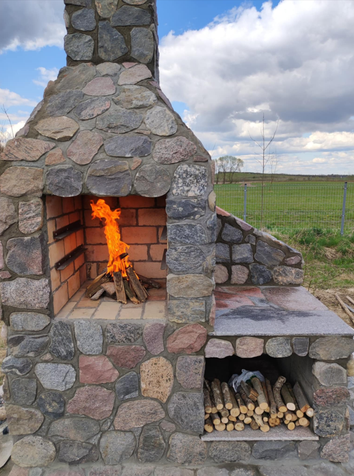 Usługi kamieniarstwa artystycznego Szczytno Oferujemy usługi z kamienia polnego, łupanego i ciętego. Wykonujemy takie usługi jak wjazdy, tarasy, ogrodznia, zabudowa ziemianek, fundamenty itp.