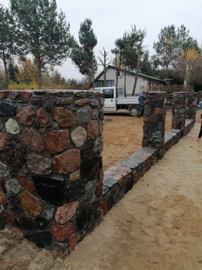 Usługi kamieniarstwa artystycznego Szczytno Oferujemy usługi z kamienia polnego, łupanego i ciętego. Wykonujemy takie usługi jak wjazdy, tarasy, ogrodznia, zabudowa ziemianek, fundamenty itp.