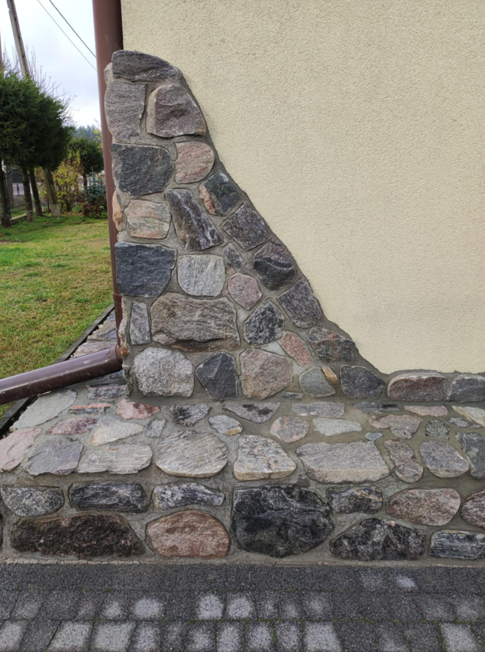 Usługi kamieniarstwa artystycznego Szczytno Oferujemy usługi z kamienia polnego, łupanego i ciętego. Wykonujemy takie usługi jak wjazdy, tarasy, ogrodznia, zabudowa ziemianek, fundamenty itp.