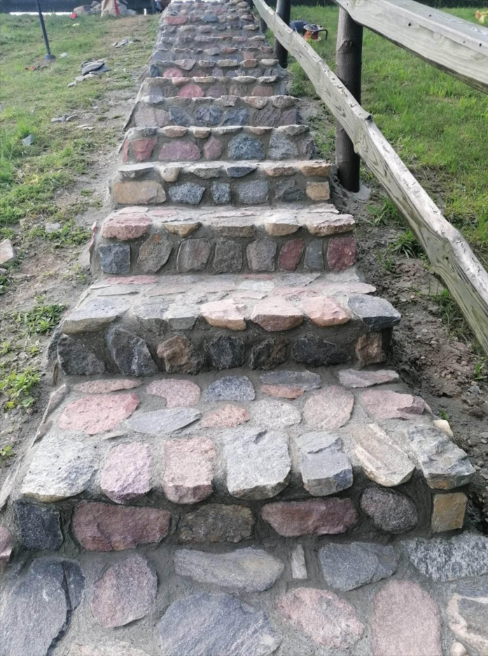 Usługi kamieniarstwa artystycznego Szczytno Oferujemy usługi z kamienia polnego, łupanego i ciętego. Wykonujemy takie usługi jak wjazdy, tarasy, ogrodznia, zabudowa ziemianek, fundamenty itp.