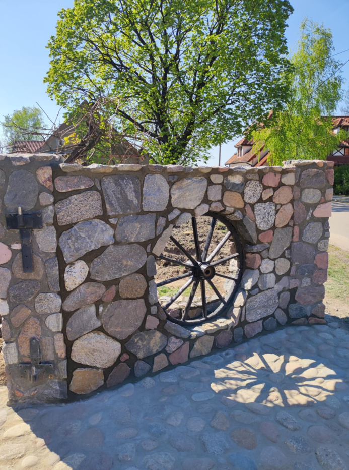 Usługi kamieniarstwa artystycznego Szczytno Oferujemy usługi z kamienia polnego, łupanego i ciętego. Wykonujemy takie usługi jak wjazdy, tarasy, ogrodznia, zabudowa ziemianek, fundamenty itp.