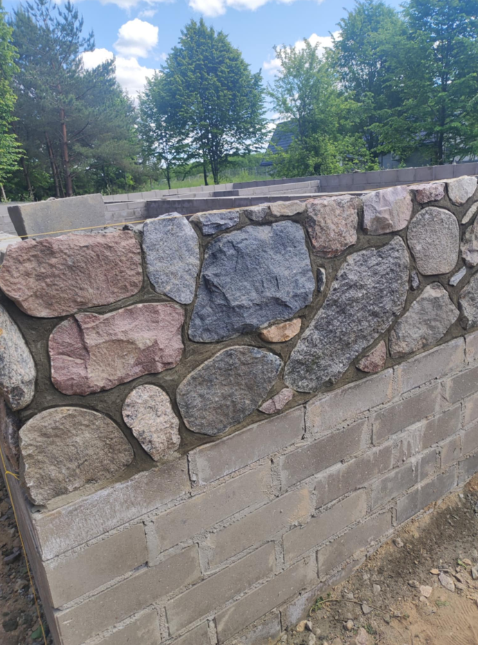 Usługi kamieniarstwa artystycznego Szczytno Oferujemy usługi z kamienia polnego, łupanego i ciętego. Wykonujemy takie usługi jak wjazdy, tarasy, ogrodznia, zabudowa ziemianek, fundamenty itp.