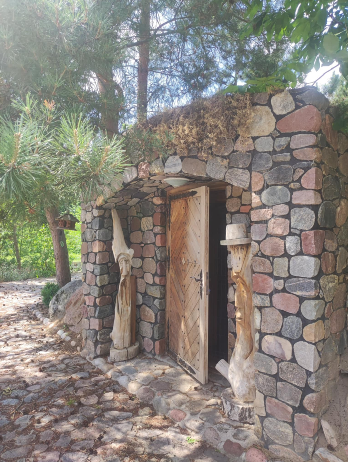 Usługi kamieniarstwa artystycznego Szczytno Oferujemy usługi z kamienia polnego, łupanego i ciętego. Wykonujemy takie usługi jak wjazdy, tarasy, ogrodznia, zabudowa ziemianek, fundamenty itp.