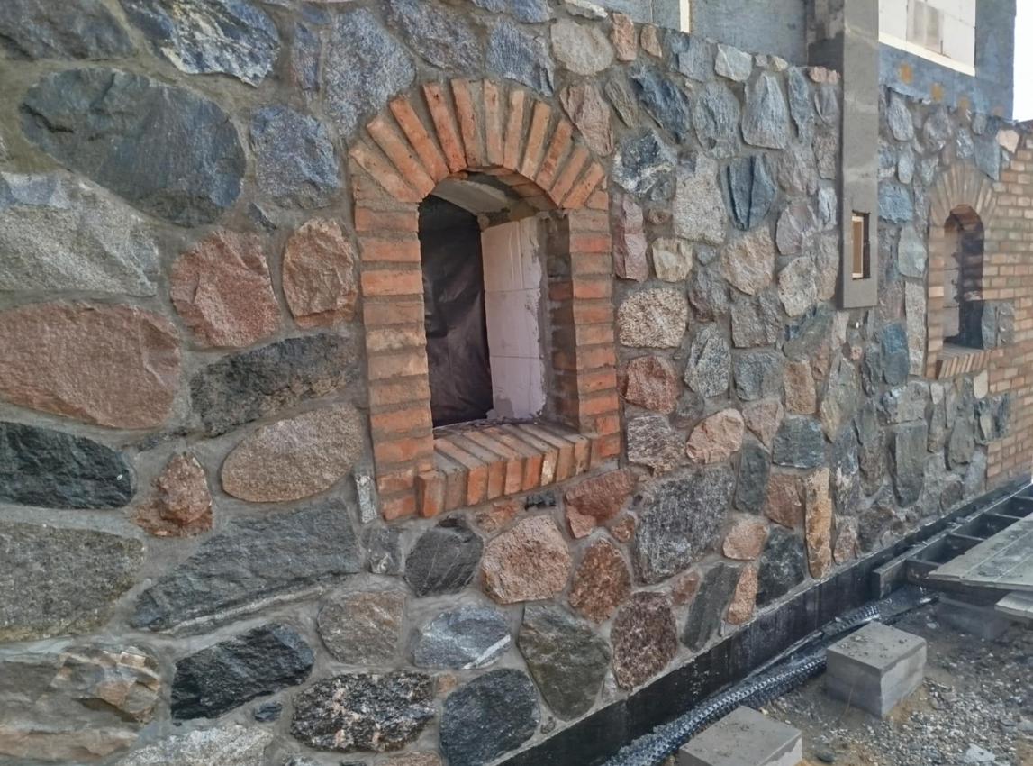 Usługi kamieniarstwa artystycznego Szczytno Oferujemy usługi z kamienia polnego, łupanego i ciętego. Wykonujemy takie usługi jak wjazdy, tarasy, ogrodznia, zabudowa ziemianek, fundamenty itp.