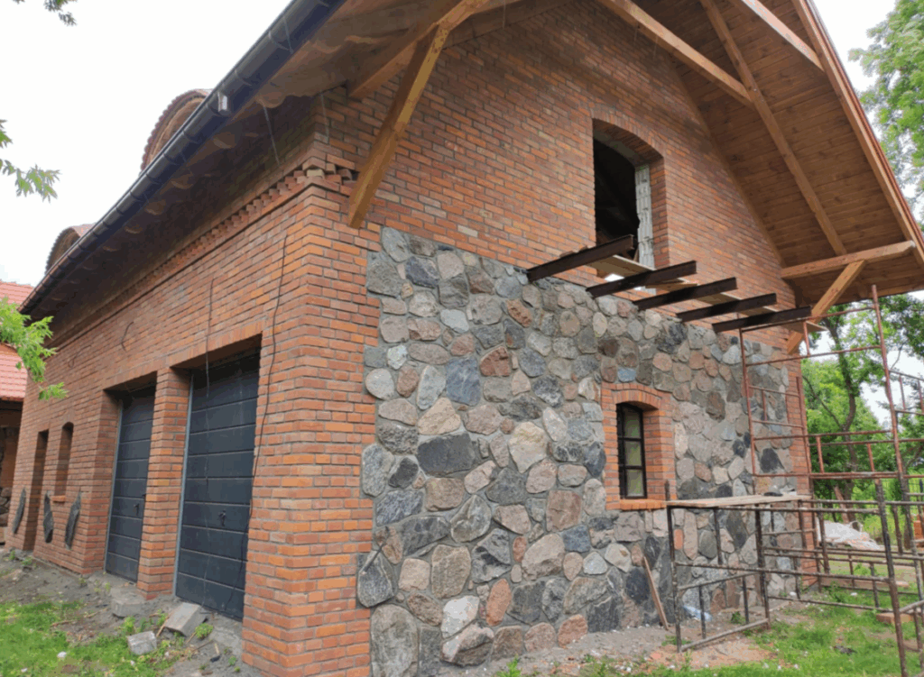 Usługi kamieniarstwa artystycznego Szczytno Oferujemy usługi z kamienia polnego, łupanego i ciętego. Wykonujemy takie usługi jak wjazdy, tarasy, ogrodznia, zabudowa ziemianek, fundamenty itp.