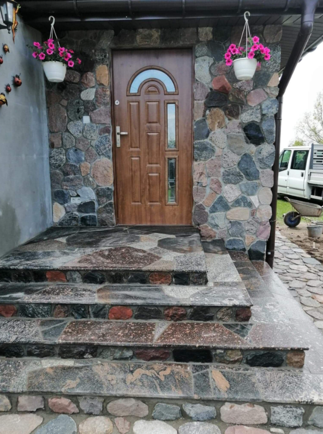 Usługi kamieniarstwa artystycznego Szczytno Oferujemy usługi z kamienia polnego, łupanego i ciętego. Wykonujemy takie usługi jak wjazdy, tarasy, ogrodznia, zabudowa ziemianek, fundamenty itp. Kamieniarstwo Szczytno