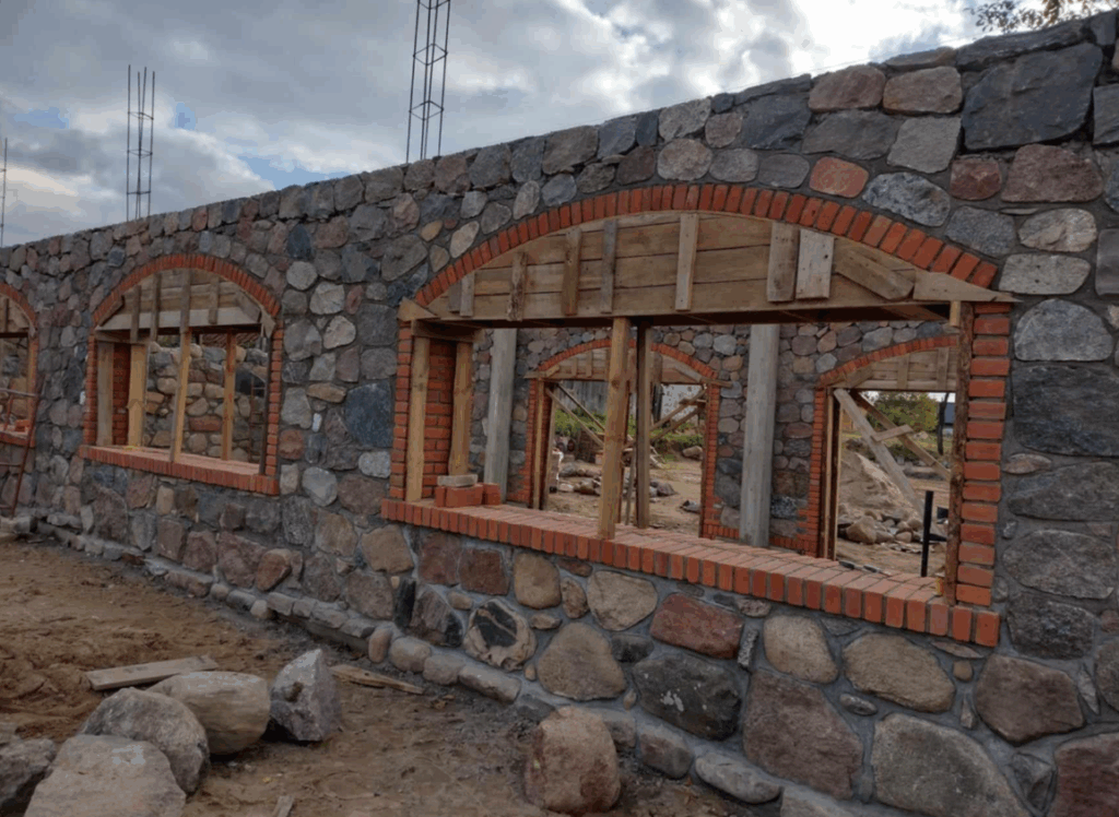 Usługi kamieniarstwa artystycznego Szczytno Oferujemy usługi z kamienia polnego, łupanego i ciętego. Wykonujemy takie usługi jak wjazdy, tarasy, ogrodznia, zabudowa ziemianek, fundamenty itp. Kamieniarstwo Szczytno