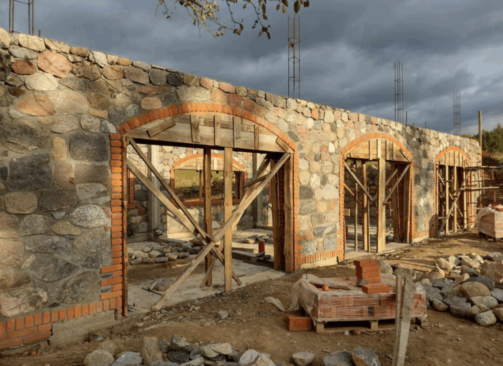 Usługi kamieniarstwa artystycznego Szczytno Oferujemy usługi z kamienia polnego, łupanego i ciętego. Wykonujemy takie usługi jak wjazdy, tarasy, ogrodznia, zabudowa ziemianek, fundamenty itp. Kamieniarstwo Szczytno