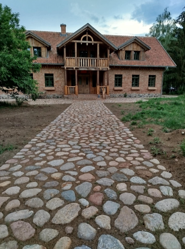 Usługi kamieniarstwa artystycznego Szczytno Oferujemy usługi z kamienia polnego, łupanego i ciętego. Wykonujemy takie usługi jak wjazdy, tarasy, ogrodznia, zabudowa ziemianek, fundamenty itp.