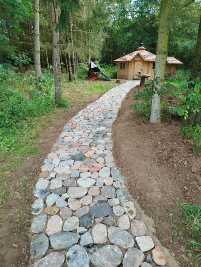 Usługi kamieniarstwa artystycznego Szczytno Oferujemy usługi z kamienia polnego, łupanego i ciętego. Kamieniarstwo SzczytnoWykonujemy takie usługi jak wjazdy, tarasy, ogrodznia, zabudowa ziemianek, fundamenty itp.