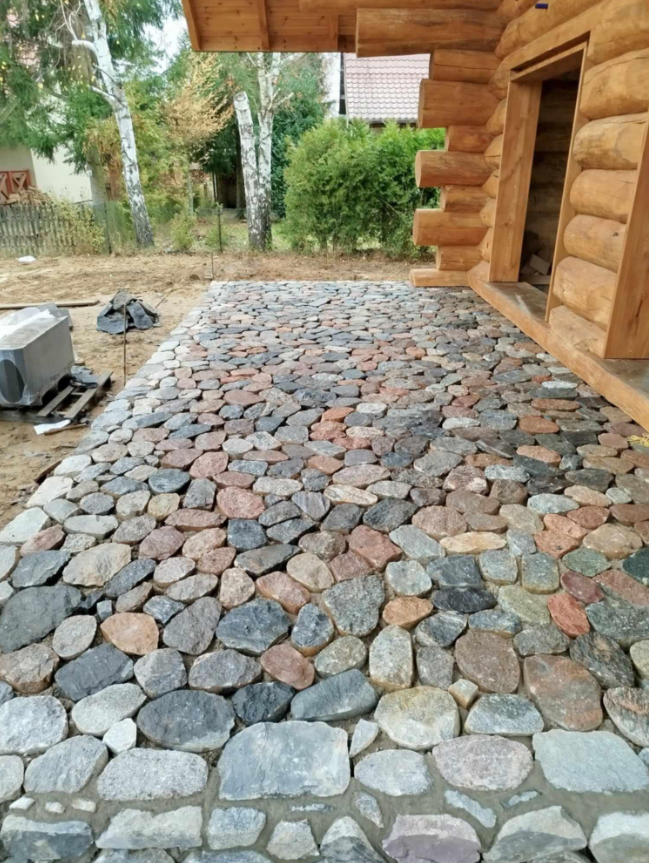 Usługi kamieniarstwa artystycznego Szczytno Oferujemy usługi z kamienia polnego, łupanego i ciętego. Wykonujemy takie usługi jak wjazdy, tarasy, ogrodznia, zabudowa ziemianek, fundamenty itp.