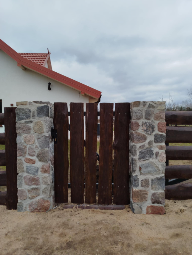 Usługi kamieniarstwa artystycznego Szczytno Oferujemy usługi z kamienia polnego, łupanego i ciętego. Wykonujemy takie usługi jak wjazdy, tarasy, ogrodznia, zabudowa ziemianek, fundamenty itp.